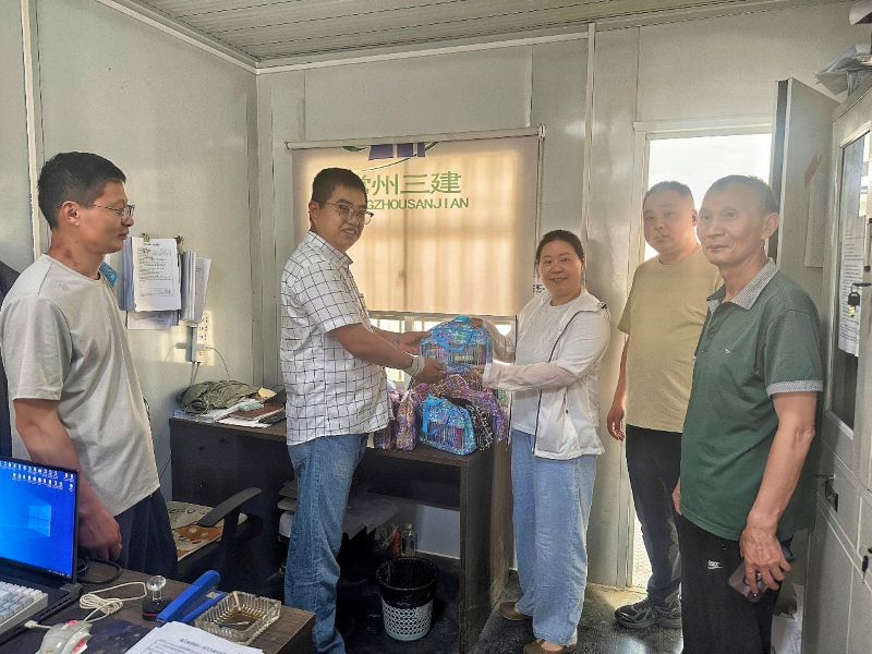 酷暑送清凉 关怀沁人心| 江苏宏嘉工程项目管理公司开展高温慰问活动